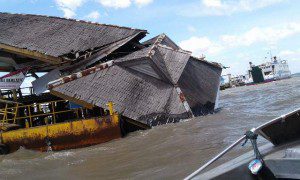 Atap dermaga ambruk, menyentuh permukaan air laut. 