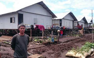 Edwar (38) eks Gafatar Samboja diantara deretan rumah-rumah mereka tempati selama 5 bulan yang didesign oleh Djalil 