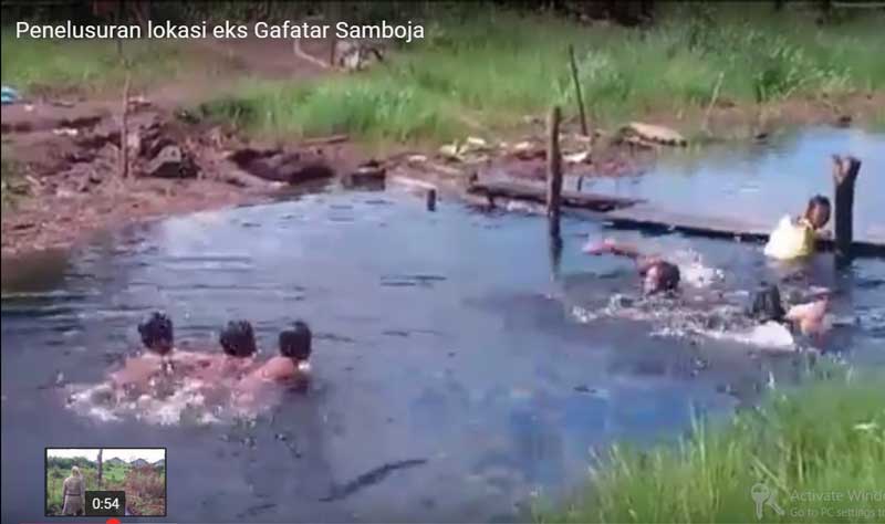Anak-anak sedang mandi di sungai menuju pemukiman eks Gafatar Samboja.(foto: andi)