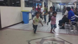 Sambil menunggu keberangatan, anak-anak eks Gafatar asyik bermain kejar-kejaran di ruang tunggu Pelabuhan Semayang.(andi)