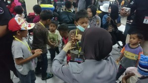 Anak-anak eks Gafatar Samboja berada di ruang tunggu Pelabuhan Semayang.(foto: andi)