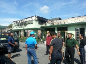 Peninjauan oleh pejabat terkait di lokasi kantor yang terbakar.(foto: Pendam VI/Mulawarman)