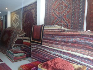 Al-Wahhab karpet menyediakan beragam karpet handmade maupun buatan mesin (foto : Rahmadaty) 