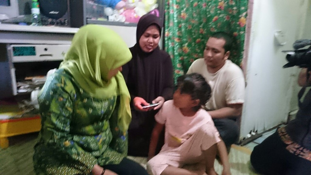 Mensos Khofifah Indar P berbincang dengan anak dari keluarga penerima manfaat PKH di Rt06 Klandasan Ulu