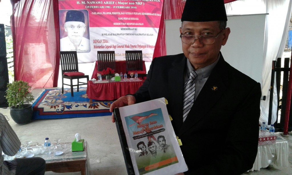 H Sulaiman Nawawi memperlihatkan dratf buku perjuangan ayahnya HM Naawai Arief 