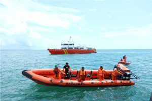 RIB (Rescue Inflatable Boat) SAR Balikpapan sedang mencari korban yang terhanyut di laut seperti yang diskenariokan dalam Latihan Skala Besar Total E&P Indonesie di perairan Balikpapan, Kalimantan Timur, Selasa (6/9). 