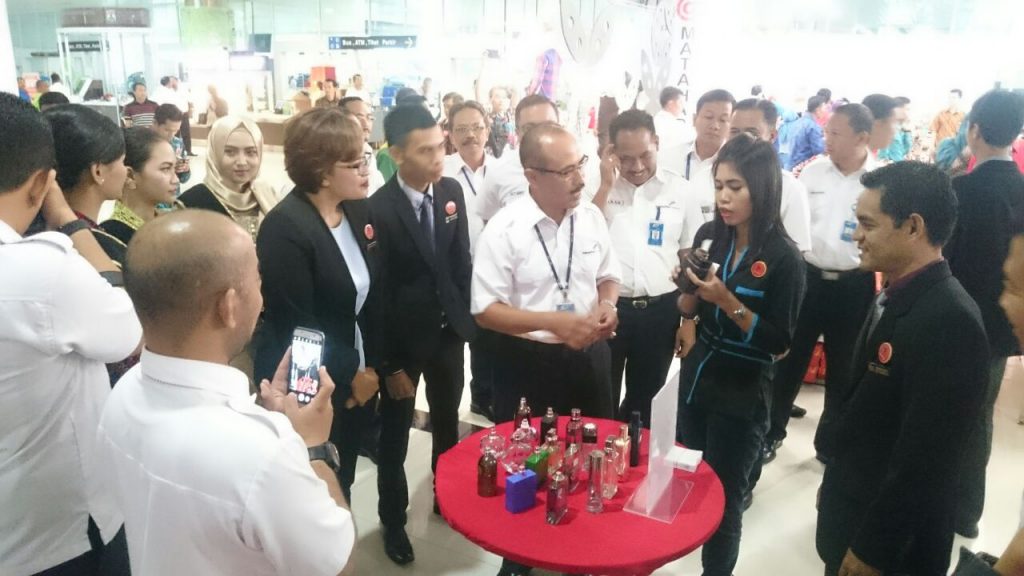 GM AP I Pujiono menjadi pembeli pertama dengan membali parfum di Matahari Store (5/10)