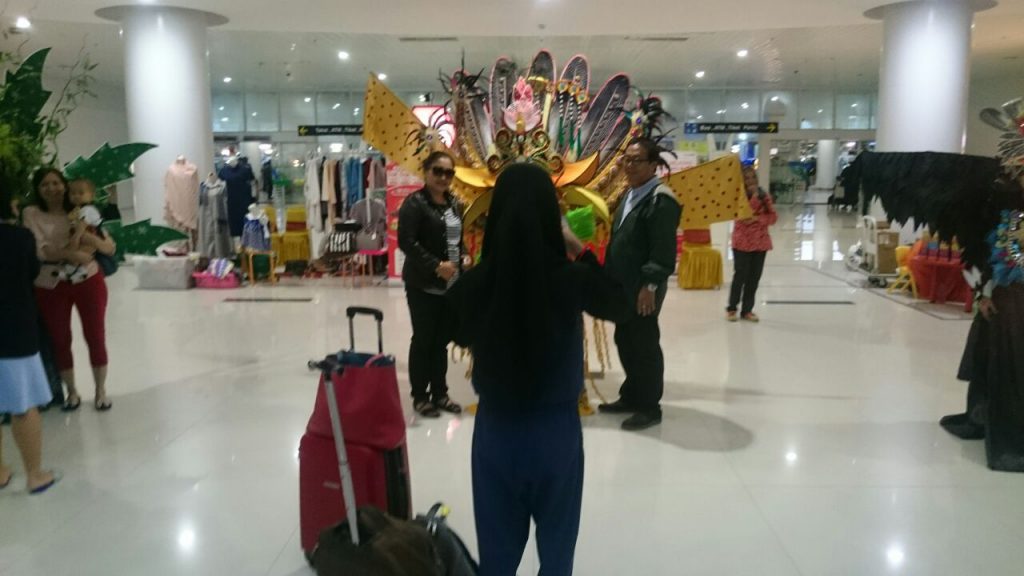 Penumpang yang tiba di Bandara Sepinggan ikut berfoto pada Fashion Show Batik Balikpapan (2/10)