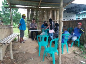 Tim KSB tetap siaga di kawasan banjir, bersama aparat.(foto: jum for inibalikpapan.com)