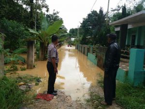 Petugas memantau banjir di KM 17 Karang Joang, Balikpapan Utara.(foto: jum for inibalikpapan.com)