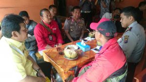 Kapolda Irjen Pol Safarudin (duduk-kanan), Kapolres Balikpapan AKBP Jeffry Juniarta dan Abdulloh bersama media menunggu kedatangan petinggi Golkar dari Jakarta.(foto: andi amir)