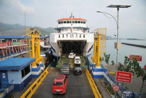 Kapal feri di Pelabuhan Karingau Balikpapan