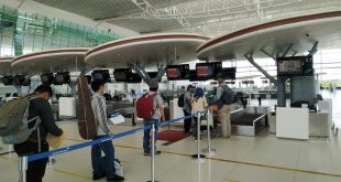 Penumpang di bandara Sepinggan Balikpapan saat antri di counter check in