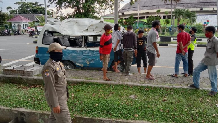 Diduga Mengantuk Angkot Terbalik di Lapangan  Merdeka 