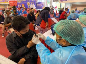 Vaksinasi massal yang digelar di Gedung BSSC Dome