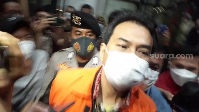 ersangka Suap Perkara Lampung Tengah, Azis Syamsuddin Terancam 5 Tahun Bui. Wakil Ketua DPR RI Azis Syamsuddin setelah resmi ditahan KPK. Dia dititipkan di Rutan Polres Jaksel. (Suara.com/Yaumal)