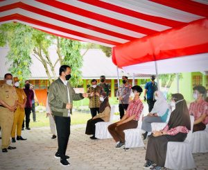 Presiden saat meninjau kegiatan vaksinasi bagi pelajar yang digelar di SMA Negeri 3 Kabupaten Wajo