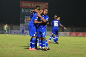 Pemain Persiba Balikpapan saat merayakan gol kemenangan lawan PSBS Biak diputaran Pertama