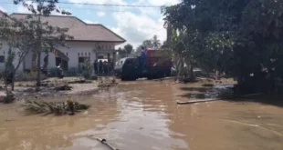 Banjir yang menerjang Dusun Kamar Kajang, Desa Sumberwuluh, Kecamatan Candipuro, Kabupaten Lumajang, Rabu (8/12/2021). (Antara/HO-Diskominfo Lumajang/suara)