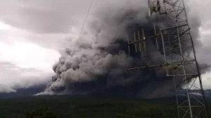 Gunung Semeru kembali erupsi dan meluncurkan awan panas pada Sabtu (16/1/2021) pukul 17.24 WIB. [Dok. PVMBG]