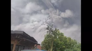 Gunung Semeru erupsi. Erupsi Gunung Semeru dari Desa Oro-oro Ombo, Kecamatan Pronojiwo, Sabtu (4/12/2021). Data sementara mencatat ada 48 warga alami luka bakar akibat erupsi Gunung Semeru. [Ist/suara)