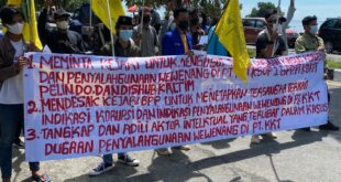 Aksi demo yang dilakukan PMII didepan Kantor Kejari Balikpapan