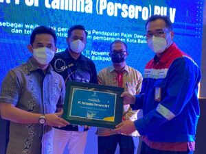 Penghargaan diserahkan langsung Wali kKota Rahmad Mas’ud Area Manager Communication, Relations & CSR KPI Unit Balikpapan Ely Chandra Peranginangin.