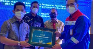 Penghargaan diserahkan langsung Wali kKota Rahmad Mas’ud Area Manager Communication, Relations & CSR KPI Unit Balikpapan Ely Chandra Peranginangin.