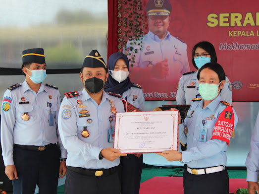 Penghargaan diterima Kepala Kantor Imigrasi Kelas I TPI Balikpapan, Rakha Sukma Purnama di Aula Lapas Narkotika Kelas IIA Samarinda pada Senin (13/12/2021)