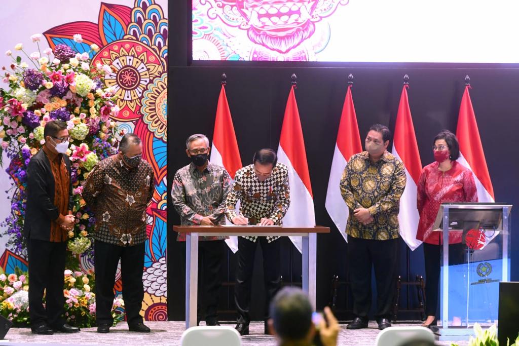 Presiden pada acara Peresmian Pembukaan Perdagangan Bursa Efek Indonesia Tahun 2022 yang digelar di Gedung Bursa Efek Indonesia, Jakarta, pada Senin (03/01/2022)