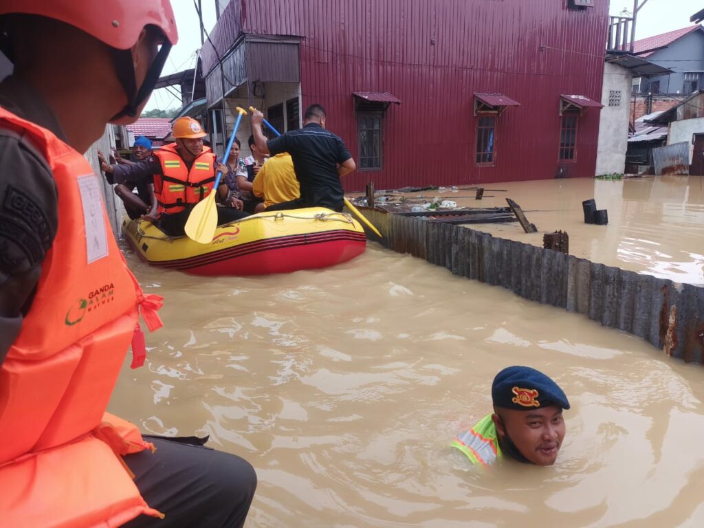 Brimob Kaltim bersama Tim SAR gabungan melakukan evakuasi warga korban banjir / IST