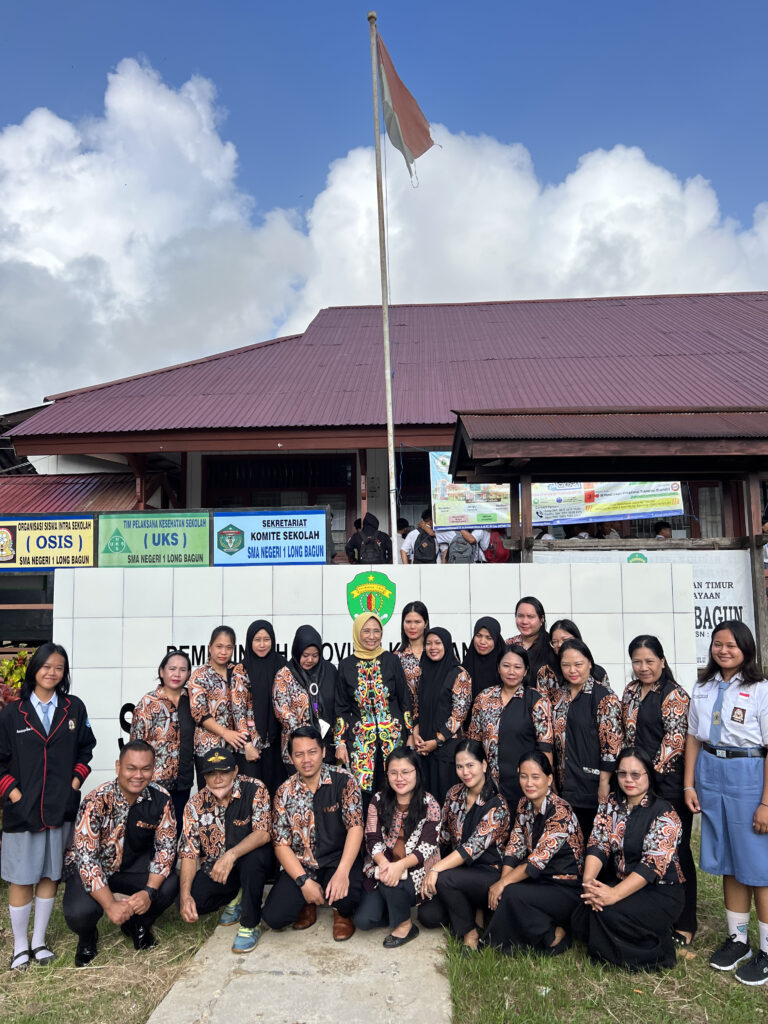 Ketua Komisi X DPR RI Hetifah Sjaifudian Bersama Guru di SMA Negeri 1 Long Bagun Mahakam Ulu / ist