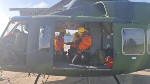 Tim SAR Tarakan di Heli Bell Kodam Mulawarman