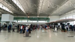 Penumpang di Bandara Internasional Sepinggan Balikpapan / inibalikpapan