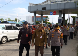 Pj Bupati PPU dan rombongan ketika meninjau arus mudik penumpang Lebaran 2024 di Pelabuhan Feri ASDP Penajam. (Foto: Inibalikpapan/Humas PPU).