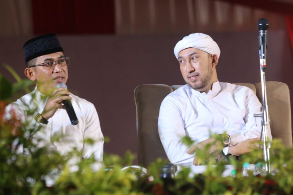 Ribuan umat Islam Balikpapan mengumandangkan Sholawat Rasul bersama Habib Ali Zainal Abidin