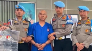 Kabag Ops Polres Solok Selatan AKP Dadang dihadirkan dalam jumpa pers Polda Sumbar dengan memakai baju tahanan berwarna biru. Kedua tangannya diborgol dan kepalanya sudah digunduli /suara