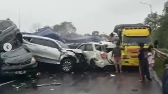 Truk bermuatan berat yang mengalami rem blong memicu tabrakan beruntun di Tol Cipularang pada Senin sore (11/11/2024).