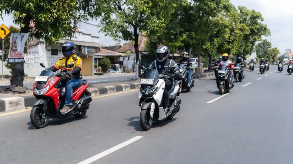 Untuk mendukung kenyamanan dan keselamatan berkendara di cuaca basah, Yamaha menghadirkan NMAX NEO, skutik modern dengan fitur-fitur unggulan yang dirancang khusus