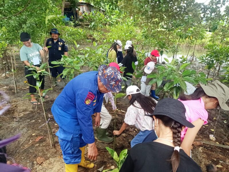 Sebagai upaya menjaga lingkungan dan kebersihan, personel Dit Polairud Polda Kalimantan Timur melaksanakan kegiatan Pendidikan Kebersihan dan Lingkungan Hidup (PKLH) di Pantai Smakly Lamaru