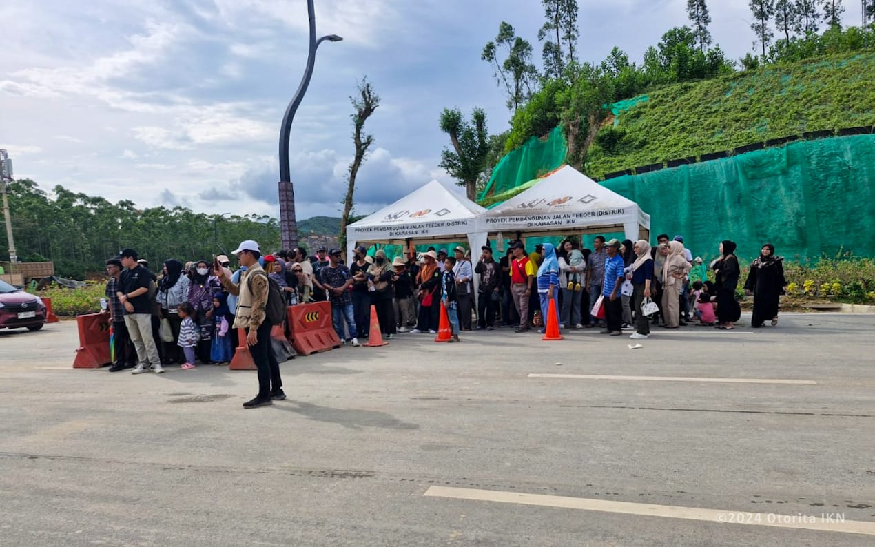 Beberapa anggota Pramuka Kwartir Ranting (Kwarran) Sepaku, Kabupaten Penajam Paser Utara (PPU), Kalimantan Timur, bergotong royong membantu kelancaran kunjungan masyarakat ke Ibu Kota Nusantara (IKN)