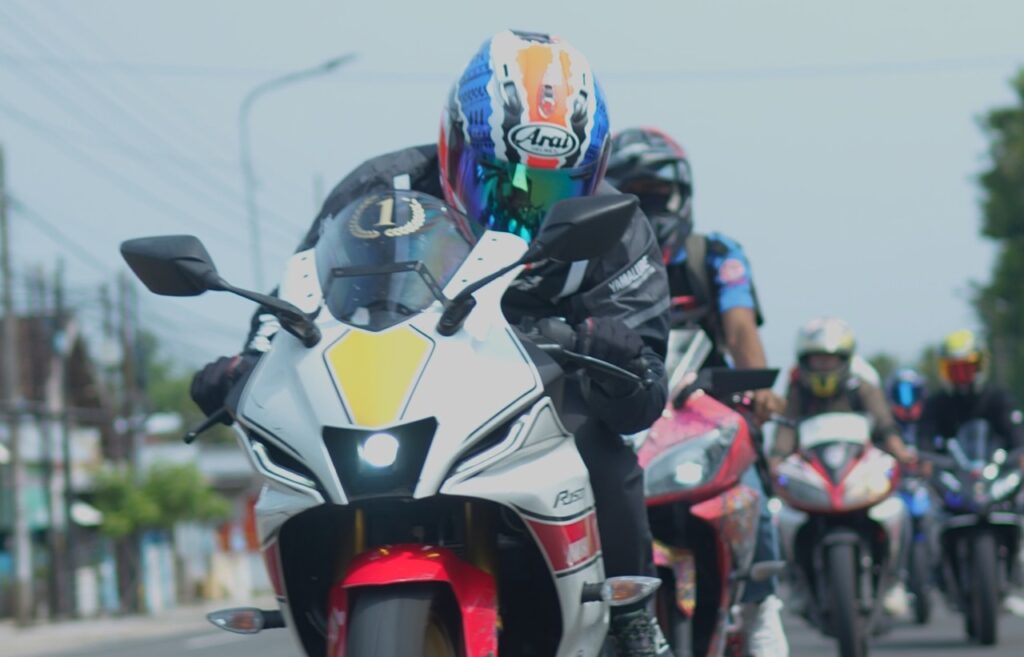 Dalam rangka memperingati Hari Pahlawan, komunitas R15 Club Madiun, bersama YRFI Jawa Timur dan Yamaha DDS Madiun Kediri, menggelar acara seru yang bertajuk Sunday Morning Ride (Sunmori).