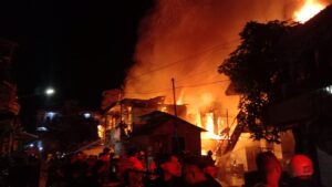 Diperkirakan lima unit rumah yang terbakar di Kawasan Belakang Toko Utama Balikpapan