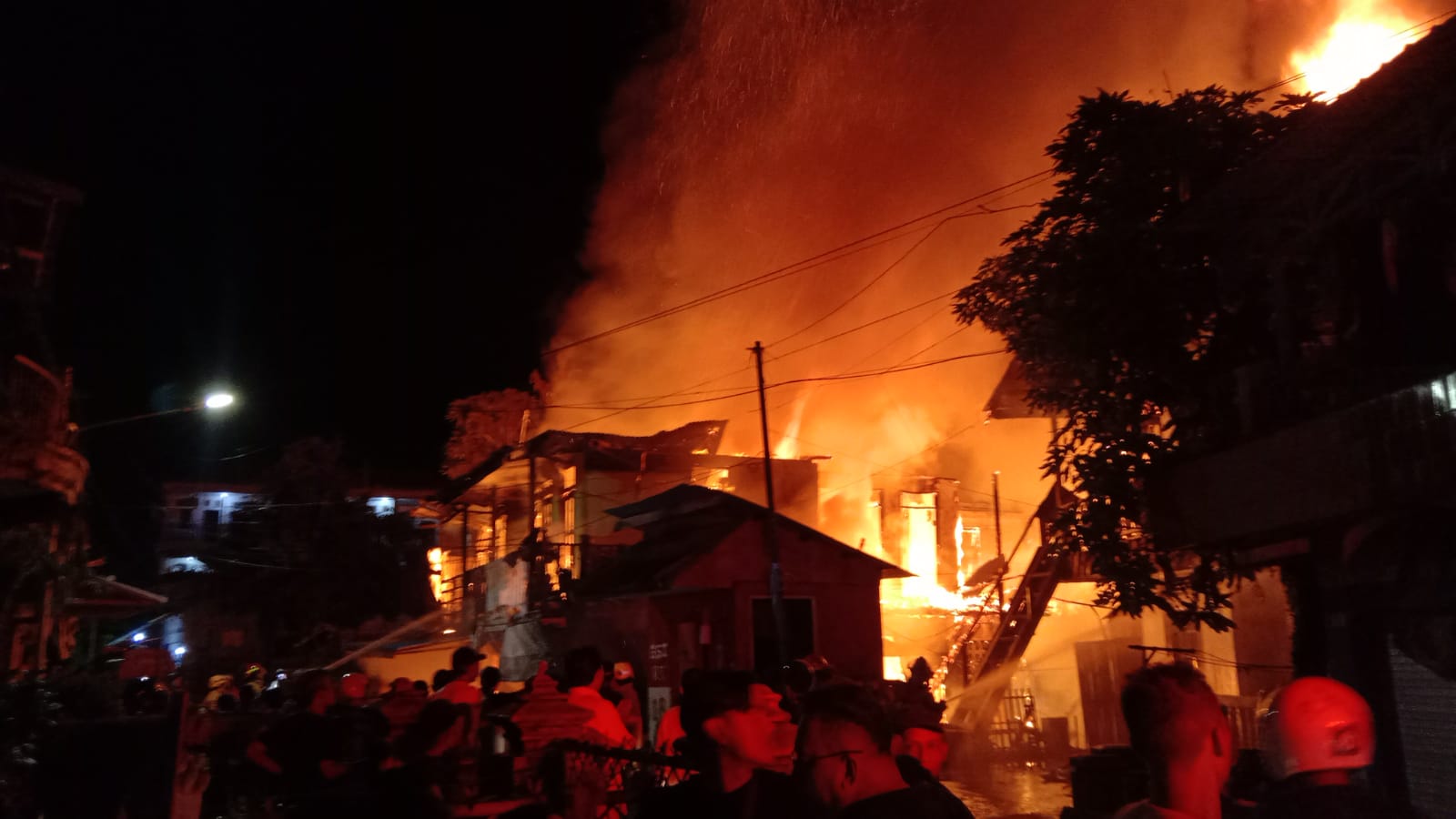 Diperkirakan lima unit rumah yang terbakar di Kawasan Belakang Toko Utama Balikpapan