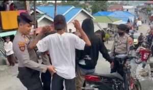 Tim Gabungan melakukan pemeriksaaan