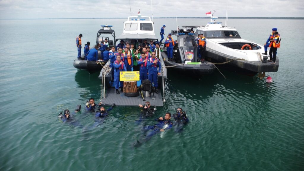 Kegiatan transplantasi terumbu karang di perairan Teluk