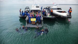 Kegiatan transplantasi terumbu karang di perairan Teluk