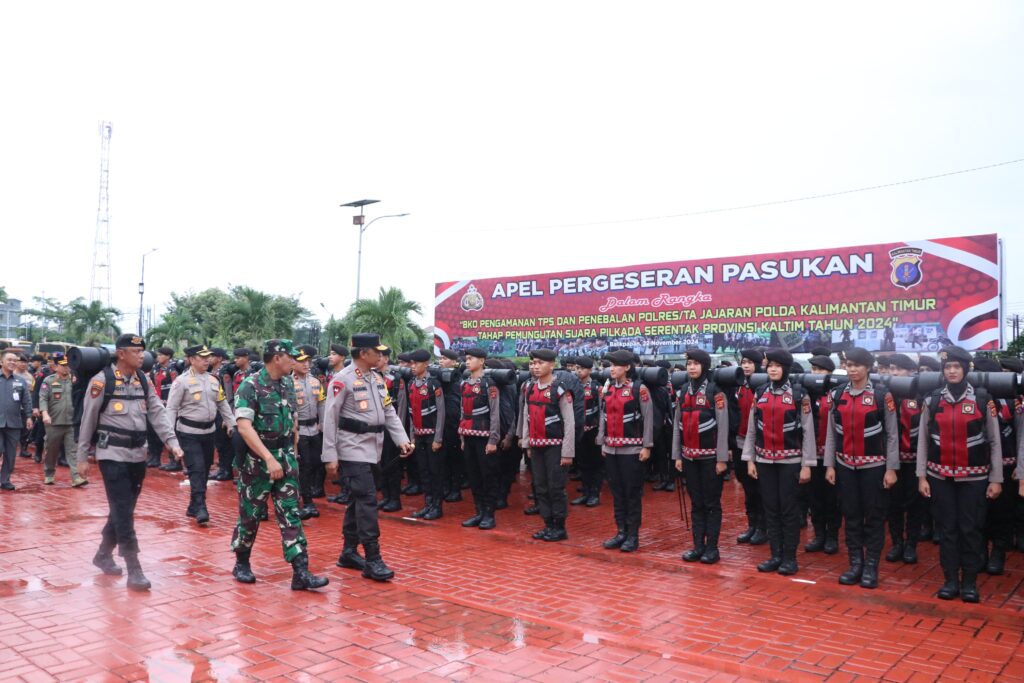 Kapolda Kaltim Irjen Nanang Avianto dalam Apel Pergeseran Pasukan yang digelar di Lapangan Apel Mapolda pada Jum'at 22 November 2024.