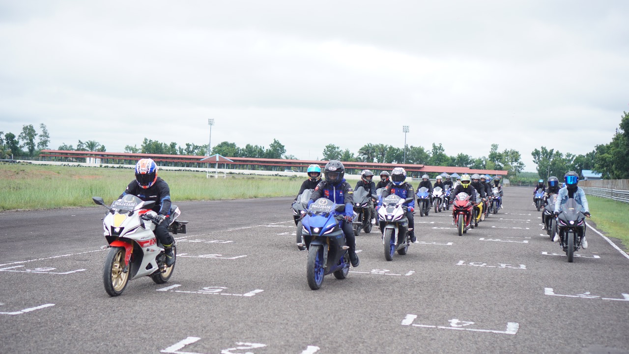 Yamaha kembali memanjakan penggemar otomotif melalui acara bLU cRU On Road Experience Day yang berlangsung meriah di Palembang.