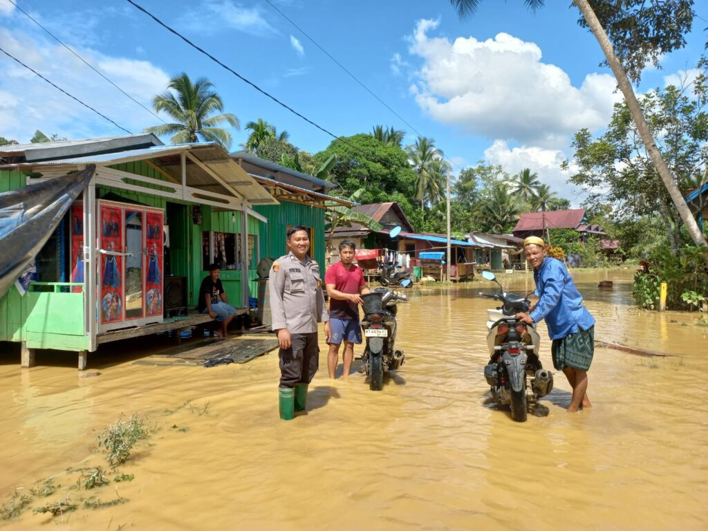 Hujan deras yang mengguyur daerah hulu Sungai Sepaku pada Kamis (14/11), menyebabkan sungai meluap dan merendam 28 rumah warga di Kelurahan Sepaku